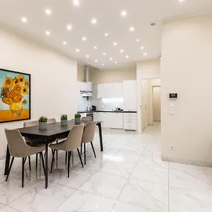 Spacious 2 Bedroom Nearby Center דירה