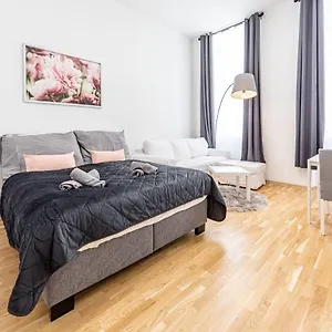 Premium With Free Garage Parking Included! Close To Metro U2 And Congress Center! Vienna