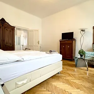 Cosy Located At Famous Kutschkermarkt Vienna